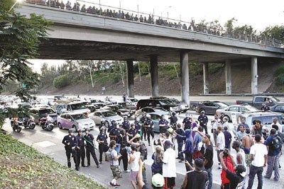 地點(diǎn):美國(guó)洛杉磯。大批警察和示威者正在對(duì)峙