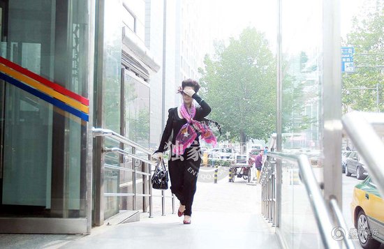 2013年7月22日，李某輪奸案庭前會(huì)議在海淀某法庭舉行，現(xiàn)場(chǎng)有大批媒體等候。