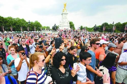 7月23日，在英國倫敦白金漢宮外，民眾們爭相閱讀“王室寶寶”出生的正式公告。