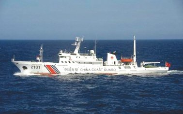 24日在釣魚島附近海域巡航的中國海警船。