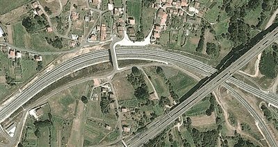 事發(fā)地的急轉彎道。以下是監(jiān)控視頻截圖。