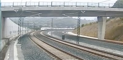 時速190公里的列車通過一個限速80公里的急轉彎。