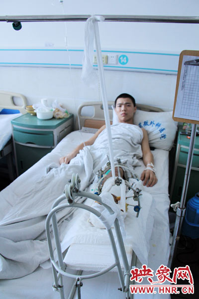 “如果有人肯幫我出4萬元的醫(yī)藥費，我愿意為他免費工作3年，多苦多累都行。”7月26日，躺在病床里上的