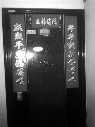 昨天22時許,被摔女童家房門緊閉,多名家屬稱,在協(xié)商處理孩子后事。新京報記者 楊鋒 攝