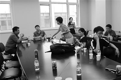 昨日，什剎海街道辦事處第四會(huì)議室，“什剎海女童練攤父親被打”事件的通氣會(huì)現(xiàn)場(chǎng)。