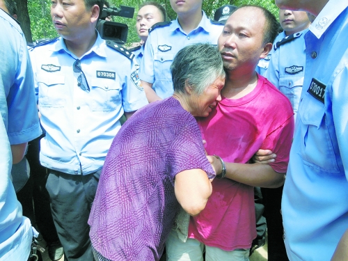 潛逃23年，歸案之時(shí)再見父母，最不能承受的究竟是誰？