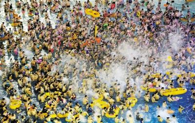 29日，湖北省武漢市，近日江城暑熱難解，人們紛紛前往水上樂(lè)園解暑，由于人數(shù)眾多，形成了“下餃子”的壯觀場(chǎng)面。圖/CFP