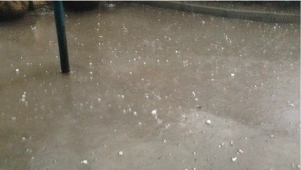 鄭州下起了冰雹 鄭州下起了冰雹