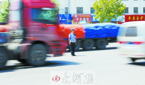 連霍高速受橋梁爆破影響禁止通車，310國道車流量迅速增加，當(dāng)?shù)亟痪块T安排大量警力保障道路暢通。