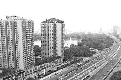 昨日，人濟(jì)山莊小區(qū)，與其他樓相比，B棟樓頂層天臺(tái)上違規(guī)建造了一棟兩層小樓，假山大樹(shù)俱全。新京報(bào)記者