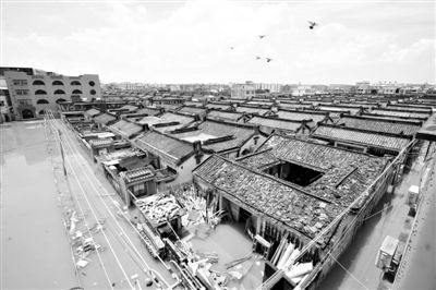 19日，廣東汕頭潮陽(yáng)區(qū)和平鎮(zhèn)出現(xiàn)水浸現(xiàn)象。連日來(lái)，廣東省汕頭市潮陽(yáng)區(qū)、潮南區(qū)普降暴雨。新華社發(fā)