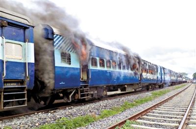 19日，撞人的火車被民眾點燃。