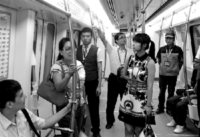 代表在體驗(yàn)運(yùn)行的地鐵。