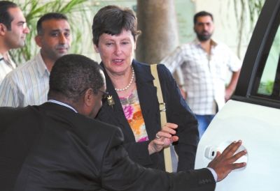 24日，聯(lián)合國(guó)副秘書(shū)長(zhǎng)凱恩（右二）抵大馬士革。新華社發(fā)