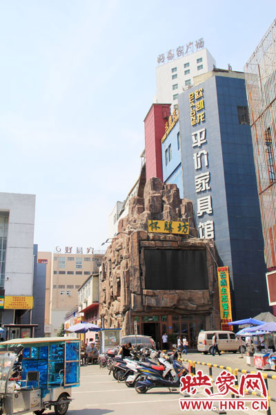 在該酒店一層的入口處，屹立著一座4層樓高的假山，氣勢雄偉。