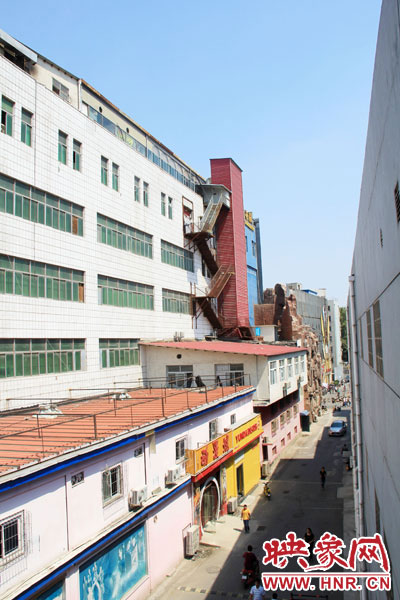 該家具賣場共6層樓，第7層建筑與其他樓層風(fēng)格迥然不同，有明顯后期加蓋痕跡