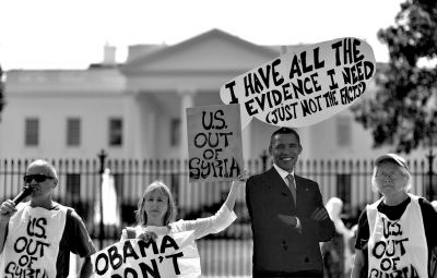 2日，反戰(zhàn)人士在白宮前高舉標語，抗議美國可能對敘動武。