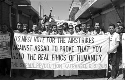 6日，敘利亞西北部的民眾打出橫幅，要求美國(guó)對(duì)敘動(dòng)武。