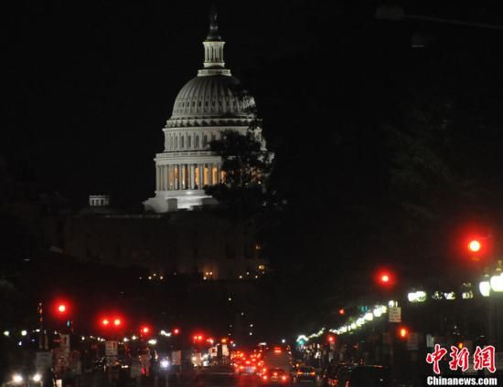 入夜后國會山前警燈一片，加強警戒。中新社發(fā) 德永健 攝