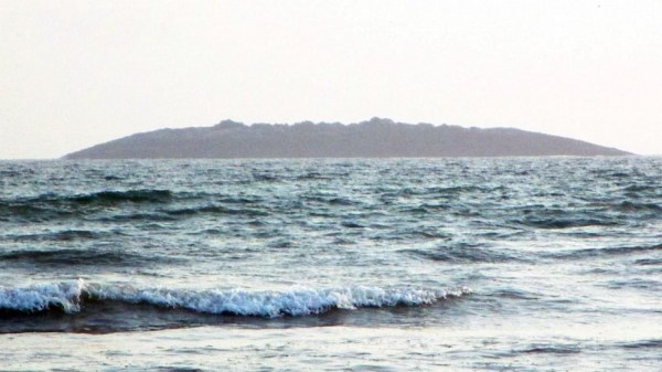 圖為在巴基斯坦靠近阿拉伯海的瓜達(dá)爾地區(qū)（Gwadar）近海600米處冒出一個(gè)小島。