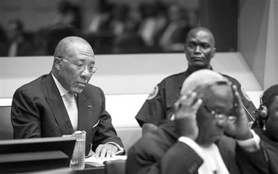 9月26日，荷蘭海牙，利比里亞前總統(tǒng)查爾斯·泰勒在法庭接受審判。