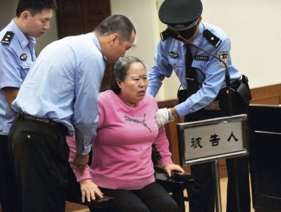 9月24日，在公訴人宣讀起訴書時(shí)，丁書苗因身體不停顫抖一度站立不穩(wěn)，被法警扶住