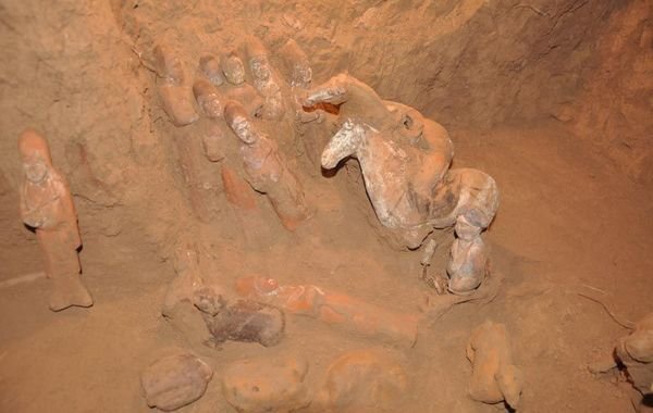 陜西省文物局對(duì)外公布了日前發(fā)掘的唐代女官上官婉兒墓葬的照片。