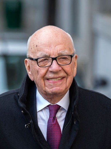 20日，從最高法院出來，默多克一臉輕松。路透社