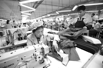 12月19日，朝鮮工人在開城工業(yè)園區(qū)工作。當日，由二十國集團（G20）的經(jīng)濟官員、國際金融組織相關負責人以及各國記者等組成的國際代表團訪問工業(yè)園區(qū)。今年4月朝鮮單方面關閉開城工業(yè)園，9月才宣布重開。新華社發(fā)