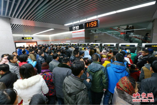 11點(diǎn)59分，紫金山地鐵站售票機(jī)前擠滿了買票的市民，場(chǎng)面如同春運(yùn)