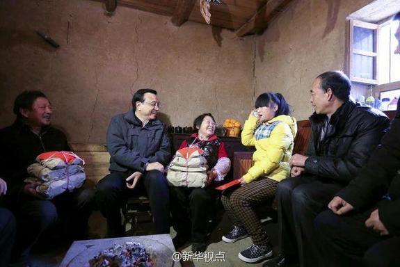 27日，李克強(qiáng)到安康旬陽金坡村看望留守兒童。