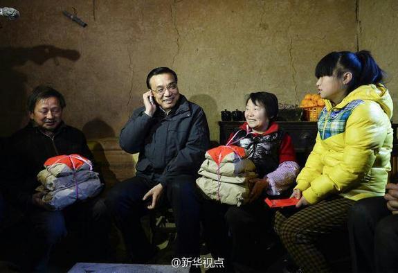 27日，李克強(qiáng)到安康旬陽金坡村看望留守兒童。