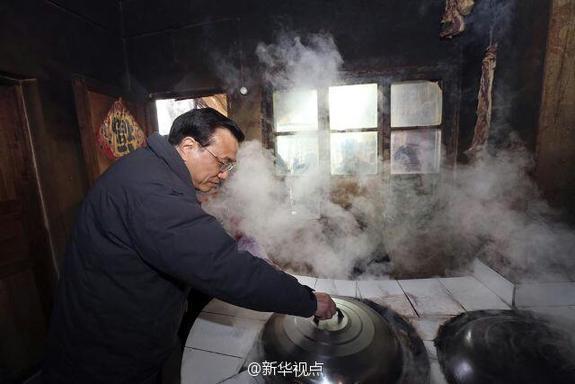 27日，李克強(qiáng)到安康旬陽金坡村看望留守兒童。