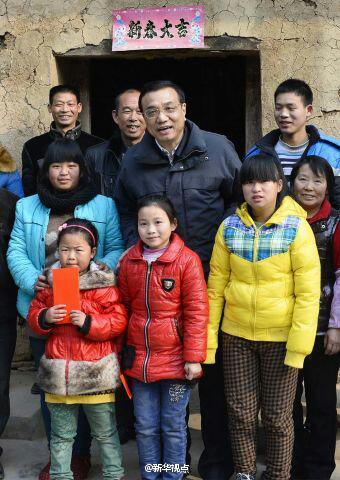 27日，李克強(qiáng)到安康旬陽金坡村看望留守兒童。