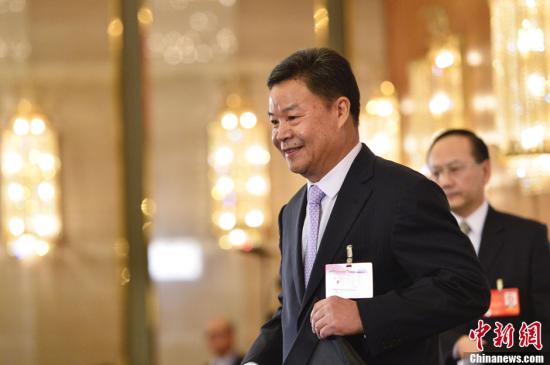 呂新華向中外媒體介紹本次大會有關(guān)情況并回答記者提問。中新社發(fā) 廖攀 攝