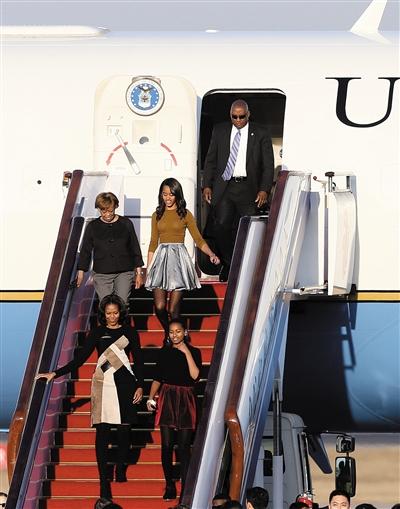 昨日下午5時(shí)30分，美國第一夫人米歇爾走出專機(jī)艙門，抵京開始訪華。與其一同來訪的家庭成員還有她的母親