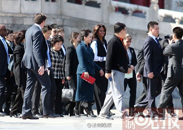 　　3月21日上午，美國總統(tǒng)夫人米歇爾參觀故宮，彭麗媛陪同。彭麗媛一身湖藍(lán)色裙裝，米歇爾黑白色職業(yè)裝