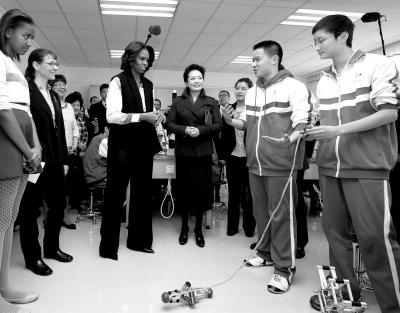 昨天上午，彭麗媛與米歇爾共同參觀北師大二附中，觀看學(xué)生們演示自己設(shè)計(jì)制作的幾何機(jī)器人。