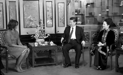 昨晚，國家主席習(xí)近平和夫人彭麗媛在北京釣魚臺國賓館會(huì)見美國總統(tǒng)奧巴馬夫人米歇爾。