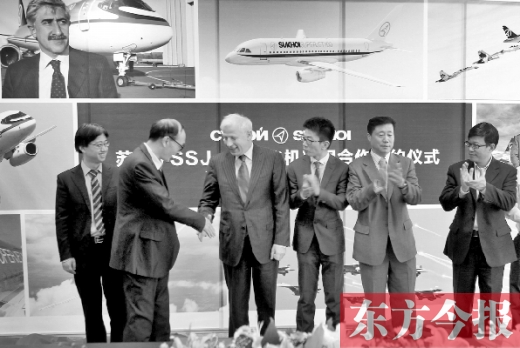 　昨日，“蘇霍伊SSJ-100飛機項目”合作簽約儀式在鄭州舉行