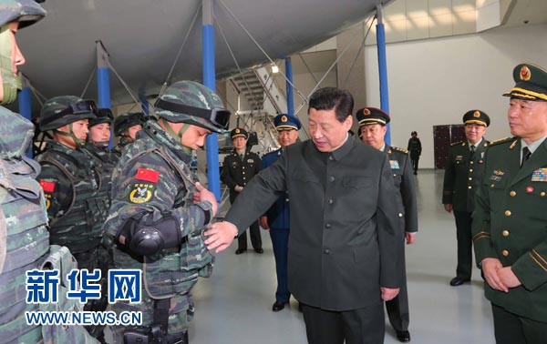 這是習(xí)近平同特戰(zhàn)隊(duì)員親切交談，詳細(xì)詢問他們的教學(xué)訓(xùn)練和生活情況。