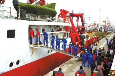  4月8日，“科學(xué)號(hào)”科學(xué)考察船從青島市中苑碼頭啟航，赴沖繩海槽區(qū)域進(jìn)行科學(xué)考察。圖/CFP