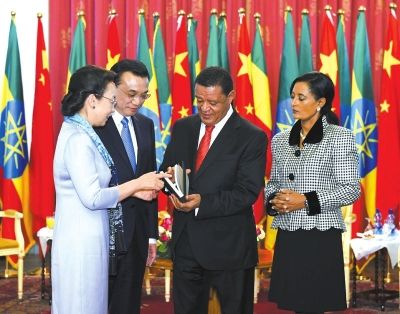 李克強總理與夫人程虹當地時間6日上午同埃塞總統穆拉圖夫婦在國家宮會見。會見后，程虹將自己的著作和譯著贈送給姆拉圖總統夫婦。