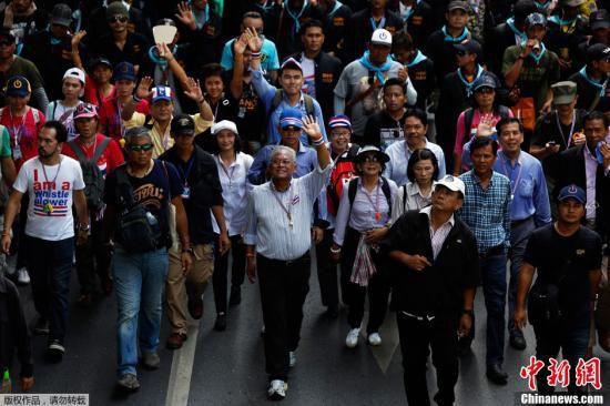 5月9日，泰國(guó)反政府示威者在素帖（中）的領(lǐng)導(dǎo)下在曼谷市中心游行。