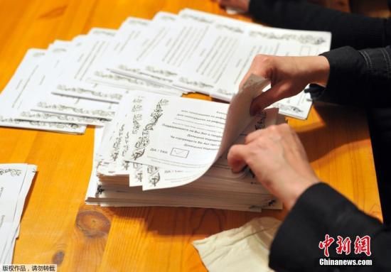 　　當(dāng)?shù)貢r(shí)間2014年5月11日，烏克蘭東部地區(qū)選舉工作人員開(kāi)始公投計(jì)票工作。