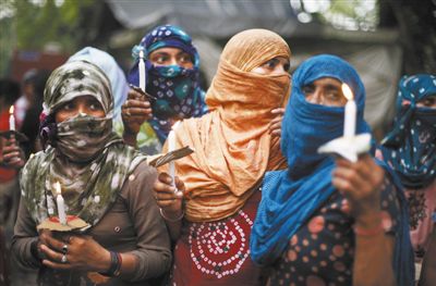 印度民眾舉行紀(jì)念儀式，悼念在強奸案中遇害的兩名少女。