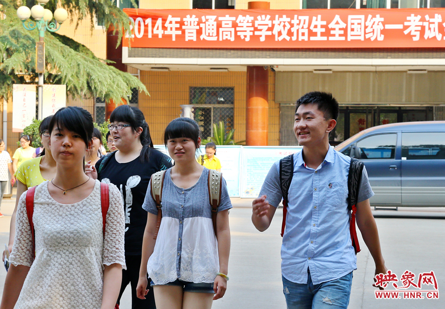 最后一門考試結(jié)束后，考生們一臉輕松的走出考場