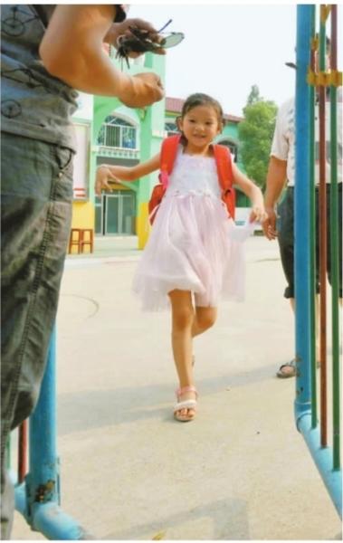 　　昨日，潛江市浩口鎮(zhèn)第三小學已被戒嚴，下午幼兒園學生放學時，一些家長前來接孩子