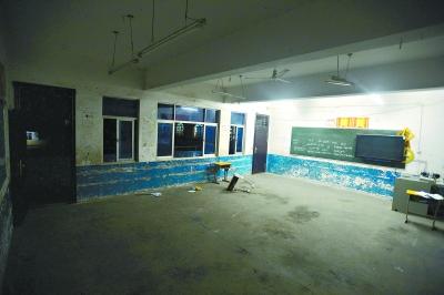 　　昨晚10時，事發(fā)教室里的書桌幾乎被搬空，一個損壞的書桌倒在地上