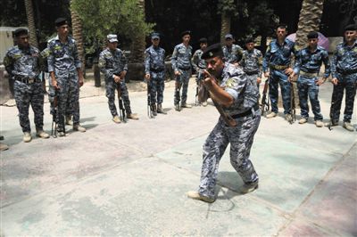 　5日，伊拉克巴格達，新招募的安全部隊成員進行訓(xùn)練。